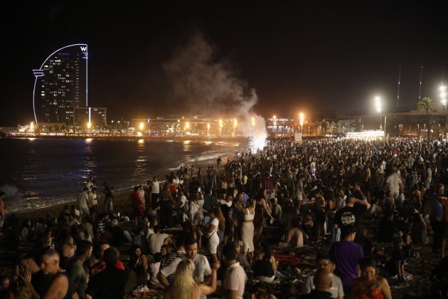 Fogueres de la nit de Sant Joan a Barcelona / Foto: Europa Press