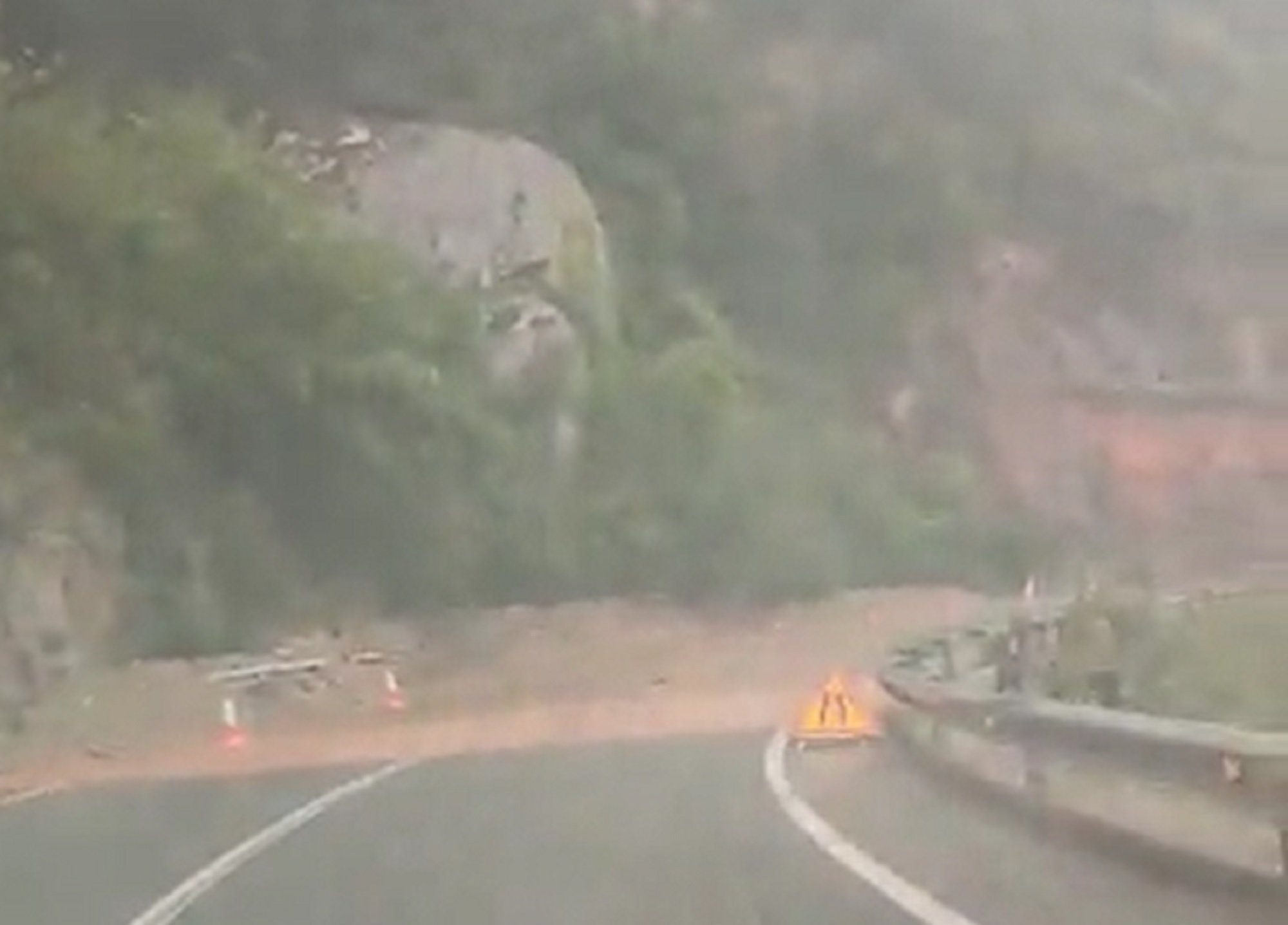 Nuevo susto en Montserrat: otro desprendimiento y carretera cortada | VÍDEO