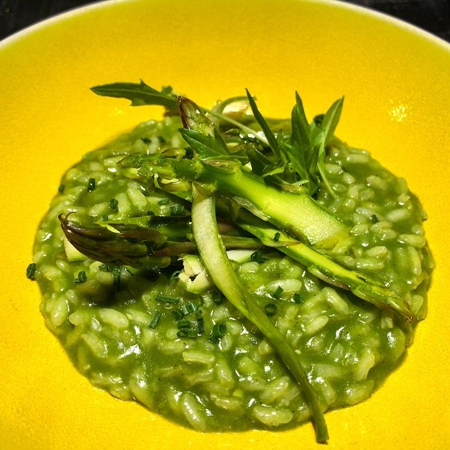 Risotto de espárragos con cruité de espárragos