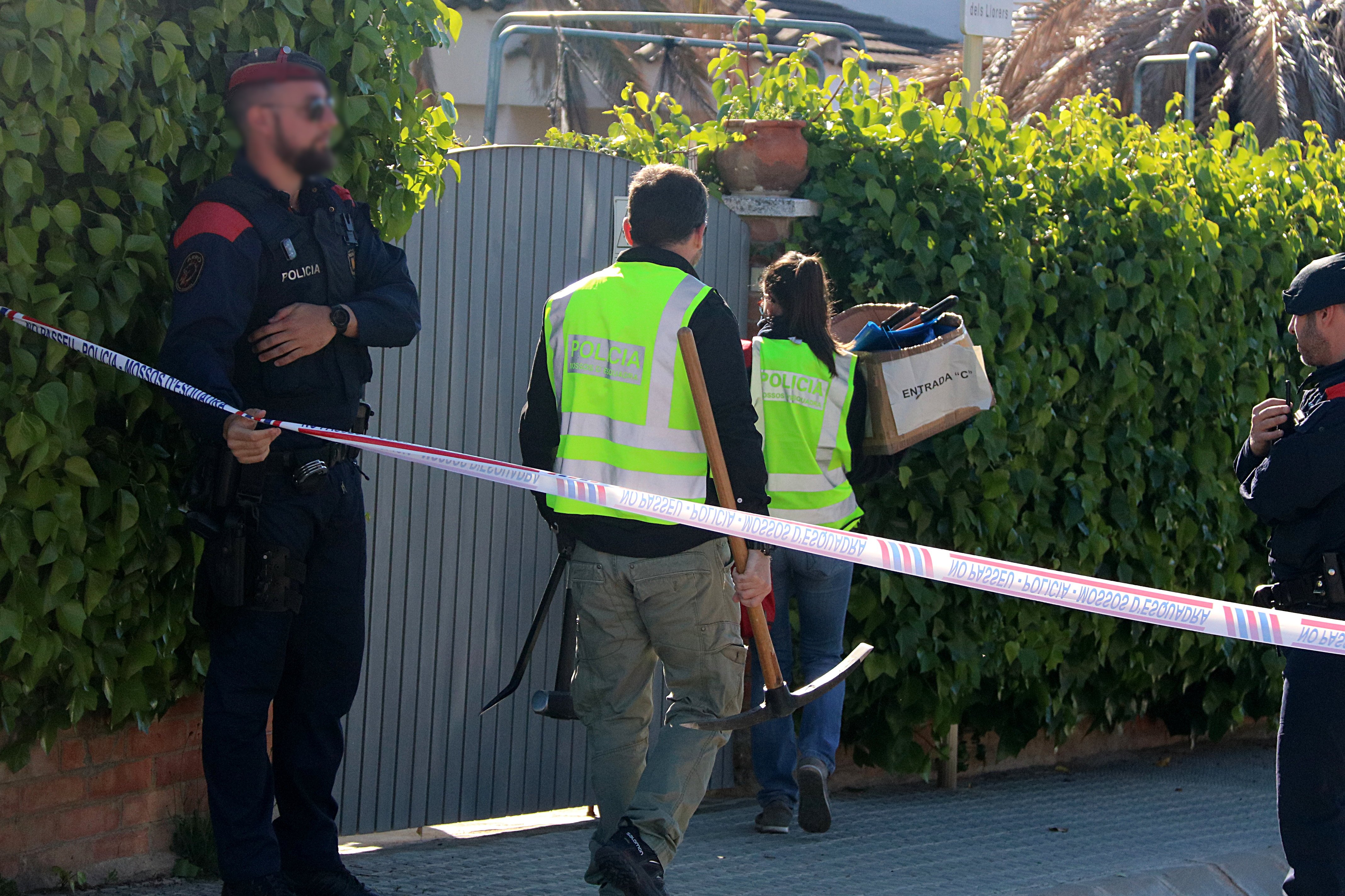 Els Mossos busquen una serra elèctrica a casa de Rosa Peral