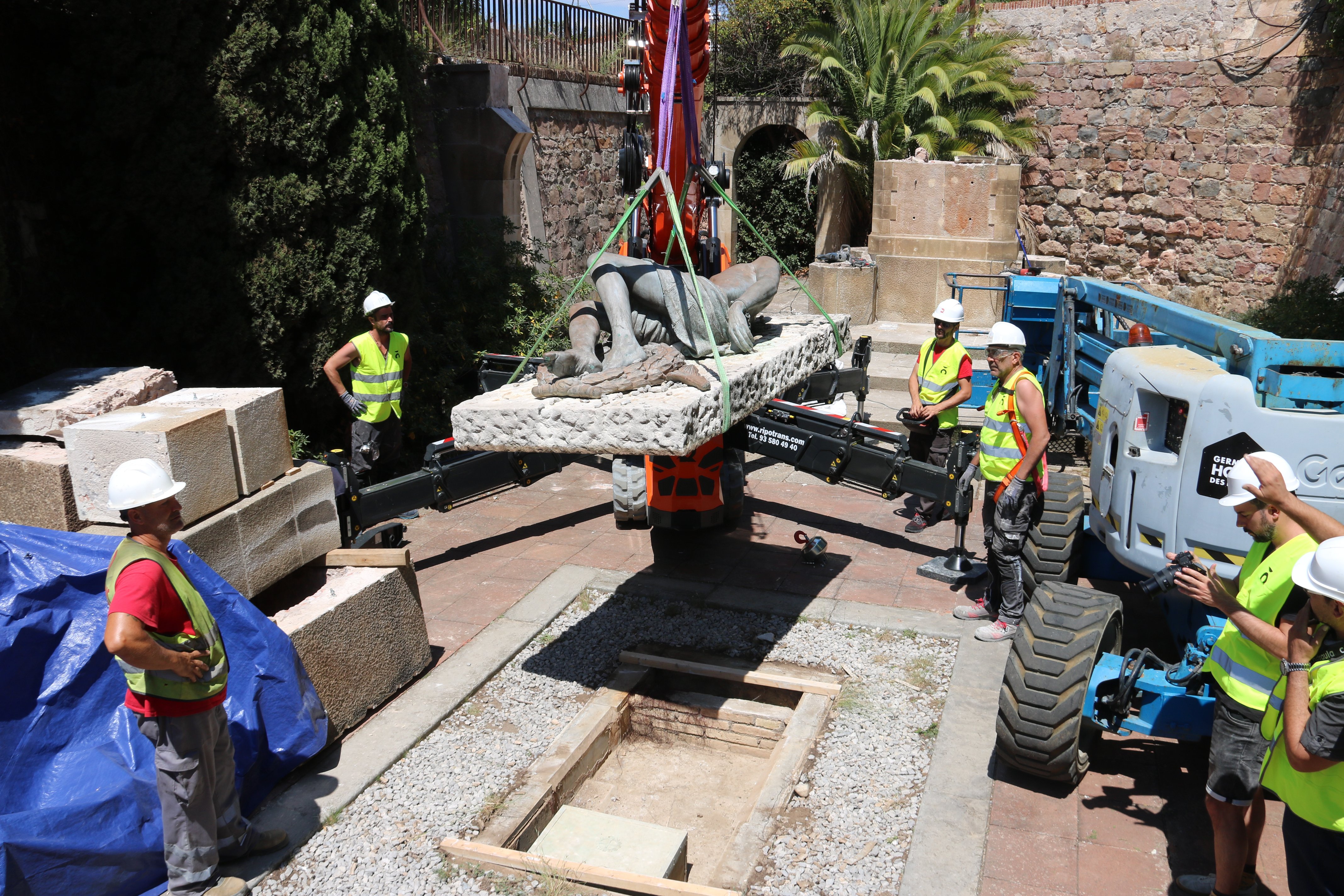Adiós al último monumento franquista de Barcelona