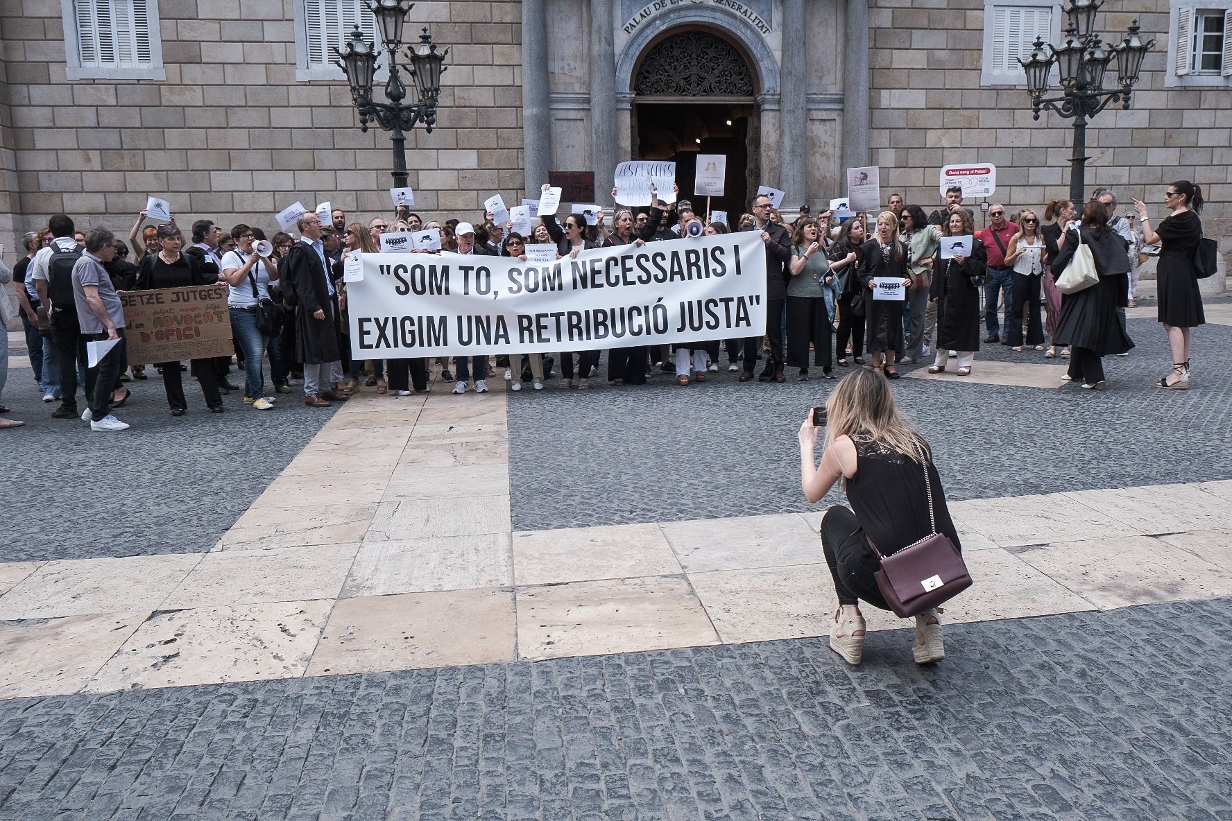 Abogados del turno de justicia gratuita se manifiestan en Barcelona para exigir remuneraciones "dignas"