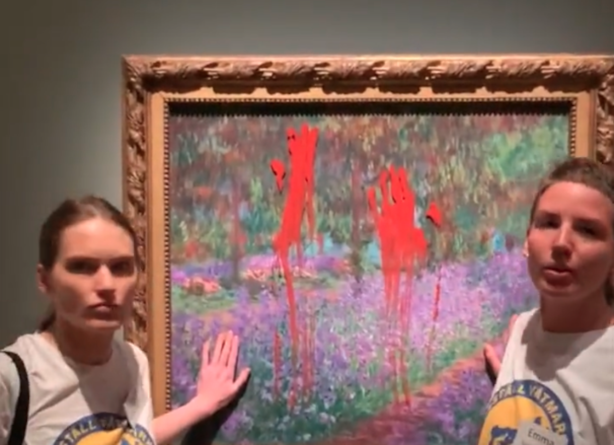 Dues activistes contra el canvi climàtic llancen pintura a un quadre de Monet | VÍDEO