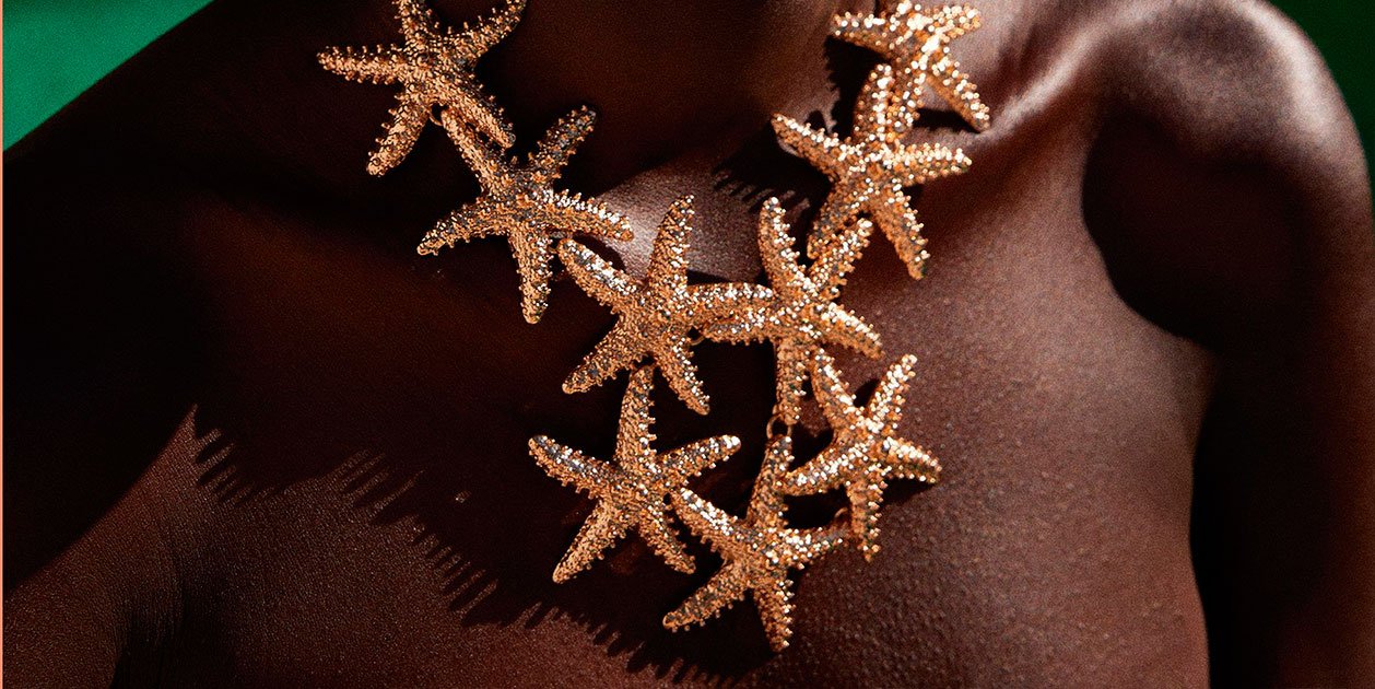 Parfois convierte las estrellas de mar en un collar impactante