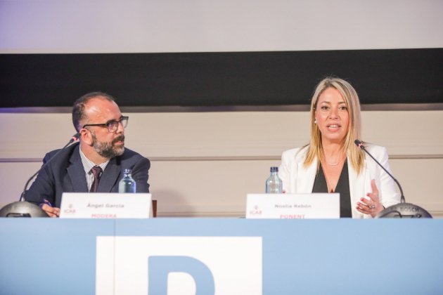 Los abogados ángel Garcia y Noelia Rebón, en el Colegio de la Abogacía de Barcelona. Foto: albert Muñoz