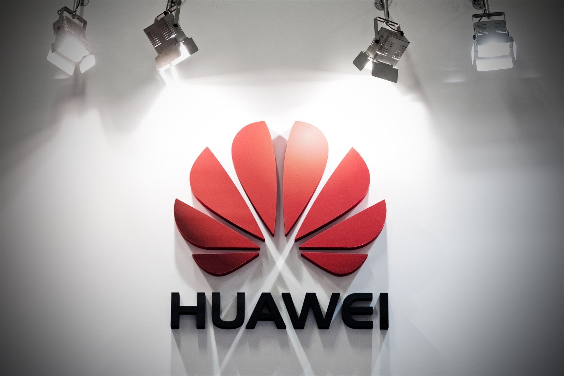 Huawei, contra Xiaomi y Tesla, su coche eléctrico de 700 Km de autonomía, arrasa
