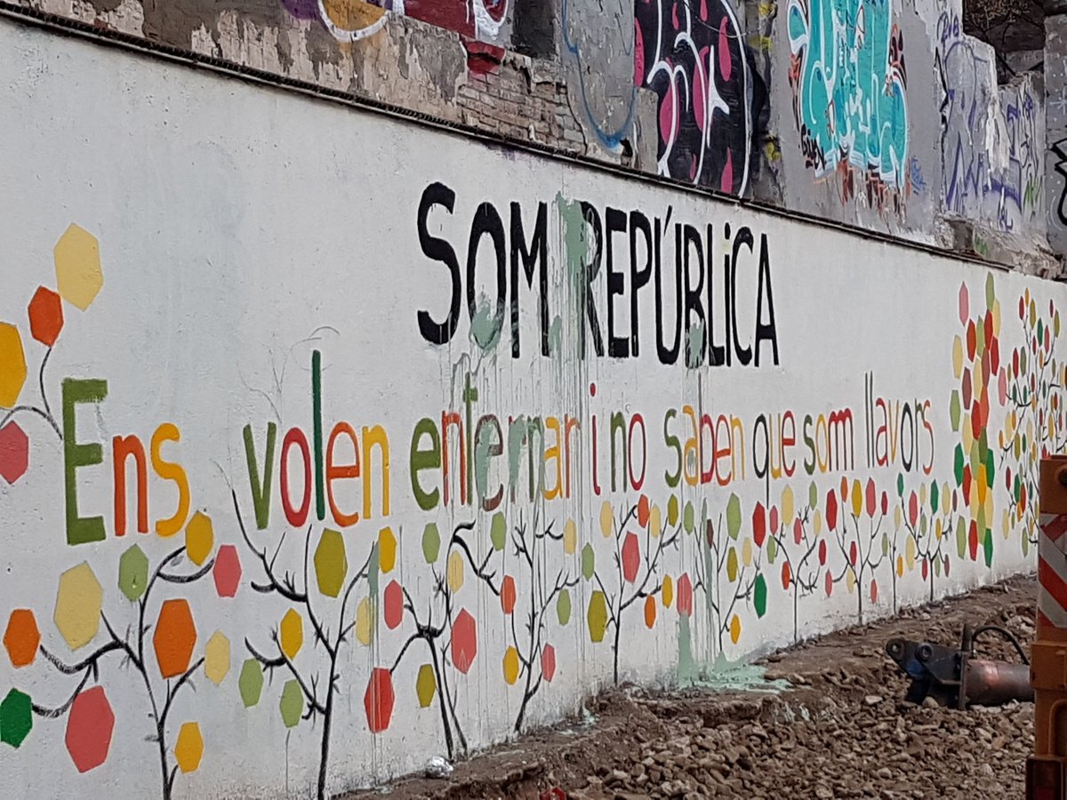 Denuncian que Colau aplica la ley mordaza y multa a los autores de un mural republicano