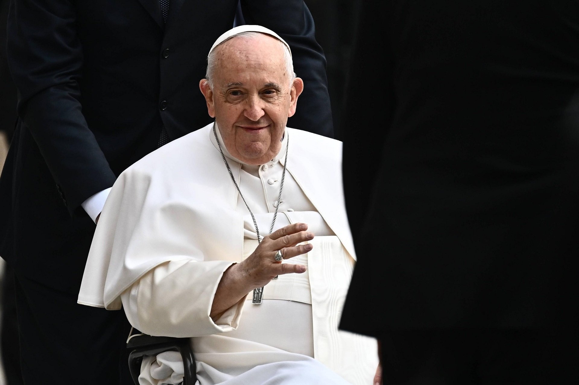 Los ultras del Vaticano cargan contra el Papa por permitir bautizar a personas trans: "Hereje"