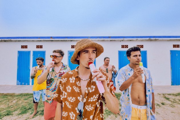 Stay Homas & The Tyets La playa by Marta Mas 05 Stay Homas & The Tyets La playa by Marta Mas 05