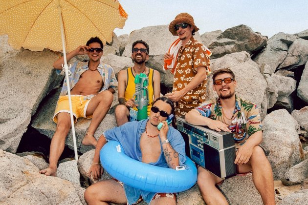Stay Homas & The Tyets La playa by Marta Mas 01