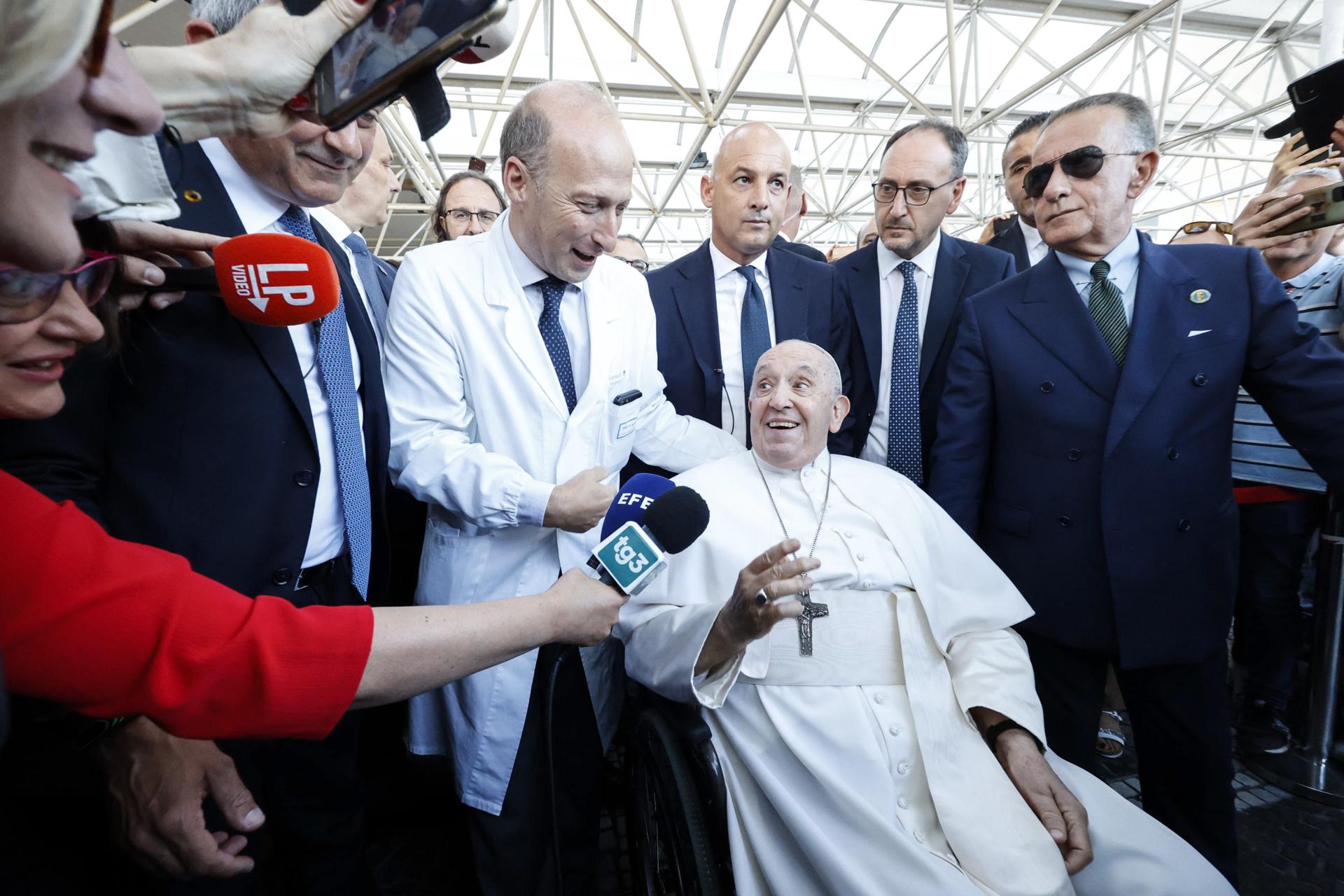 El papa Francisco recibe el alta médica después de una operación de la hernia abdominal
