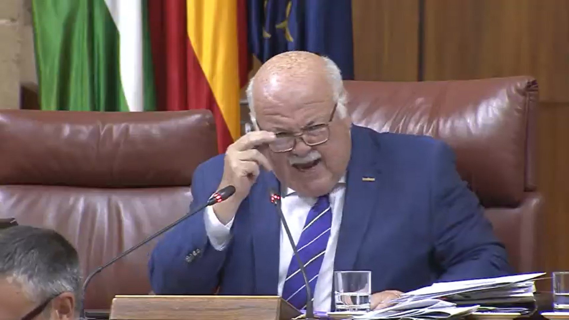 Hacen sonar el NODO en el Parlamento andaluz cuando interviene Vox y el presidente explota: "¡Grosero!"