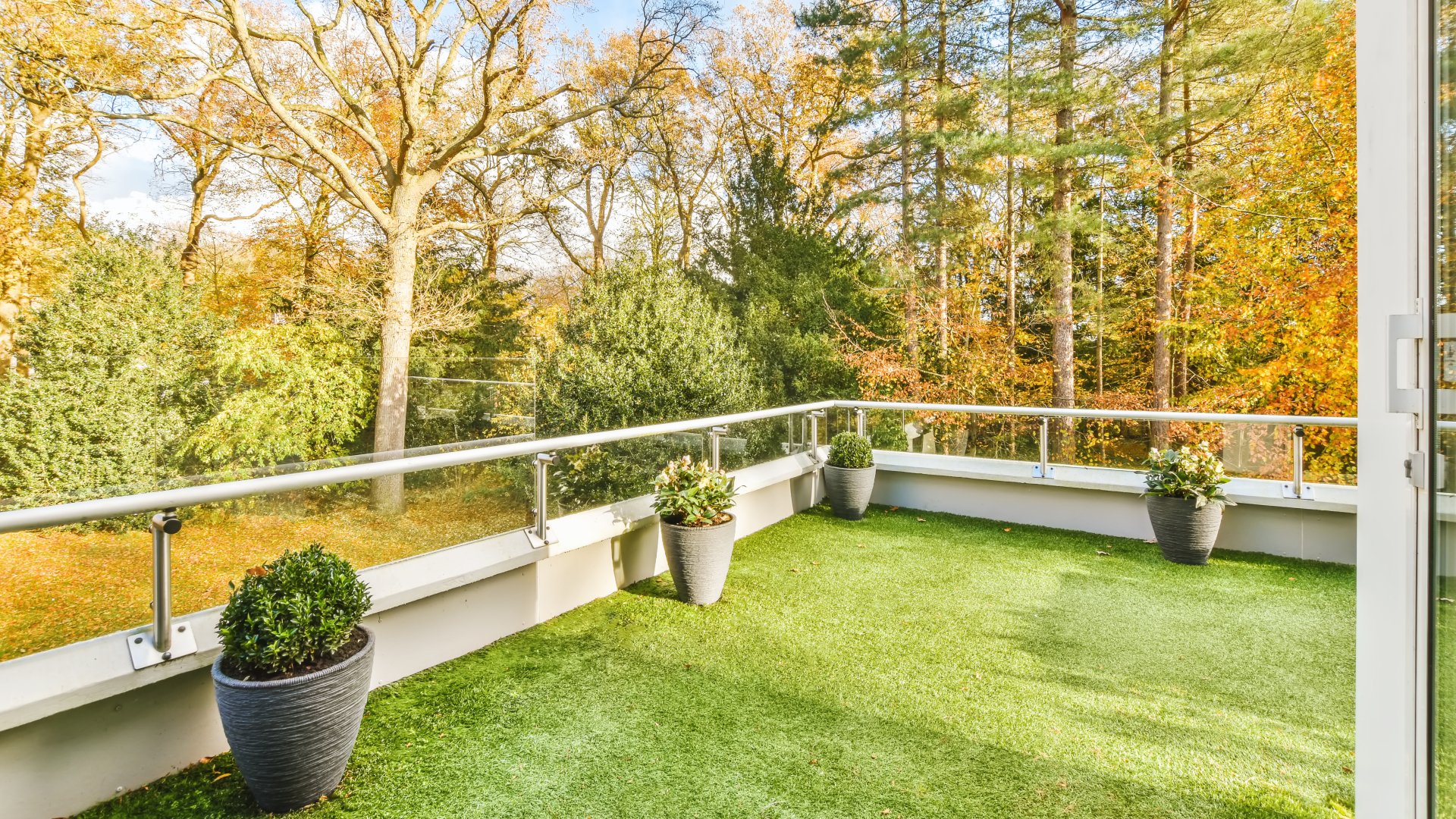 Cómo limpiar el césped artificial de tu terraza o jardín