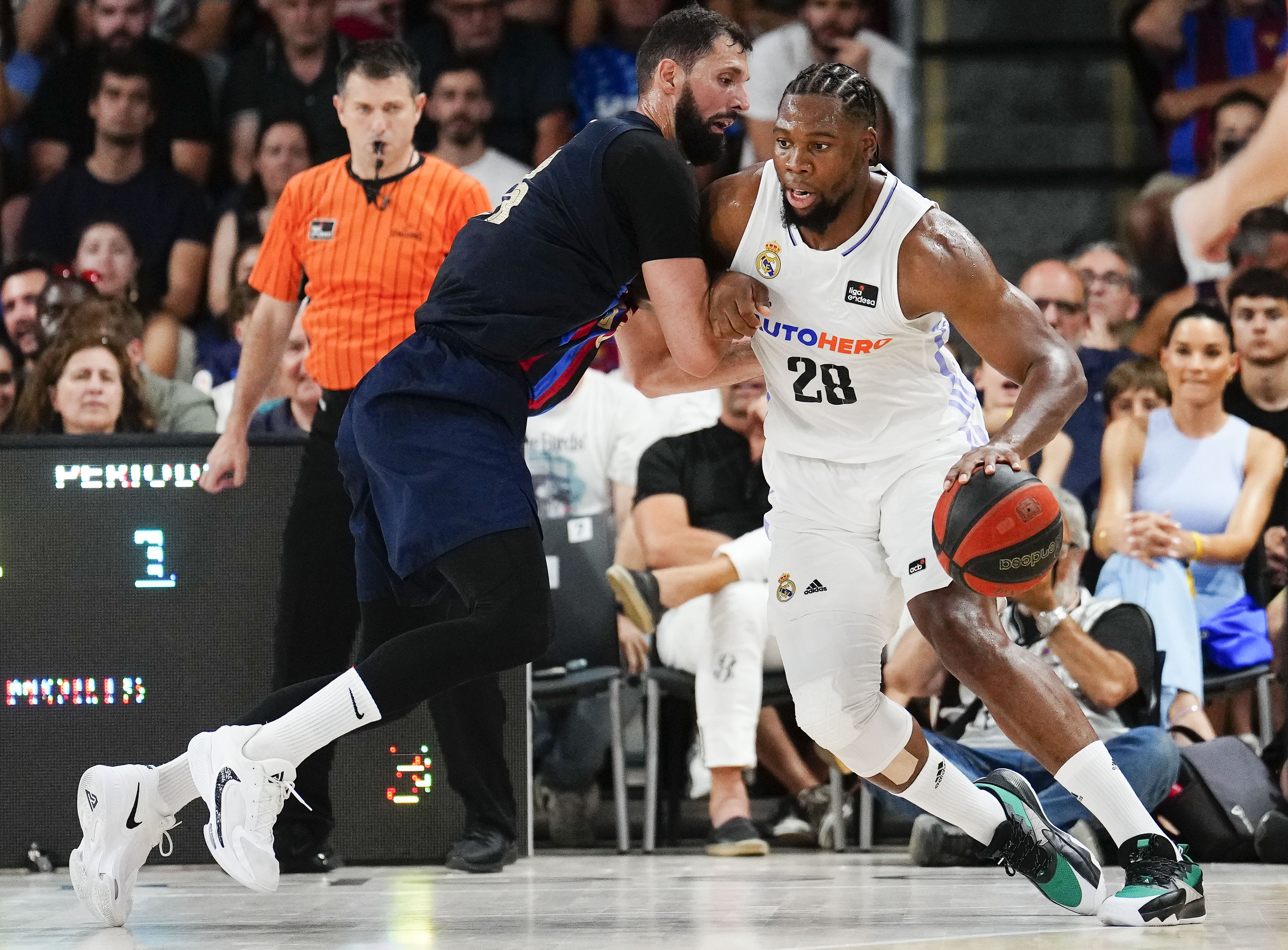 Un Barça molt centrat supera el Reial Madrid (97-88) i colpeja primer a la final de la Lliga Endesa