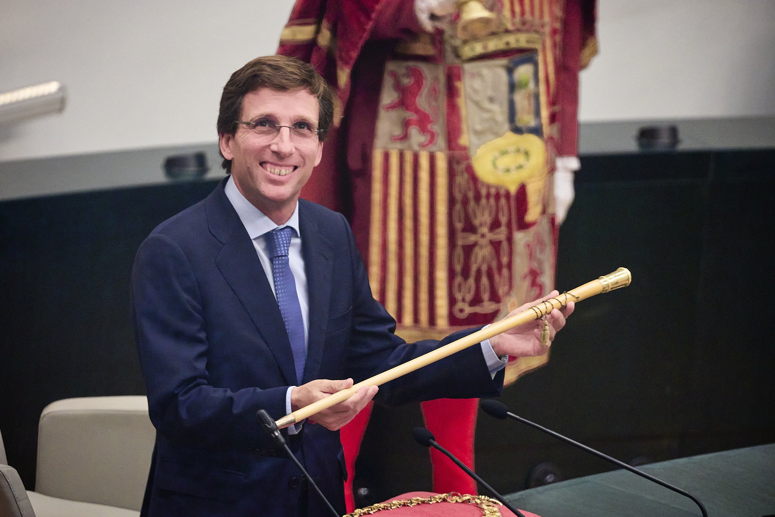 Almeida defiende la unidad de España al ser reelegido alcalde de Madrid con mayoría absoluta