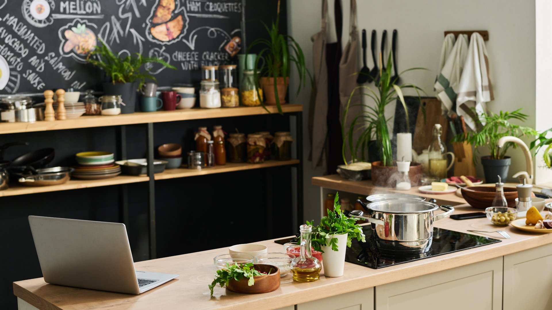Cómo darle un montonazo de estilo a tu cocina con muy poco dinero
