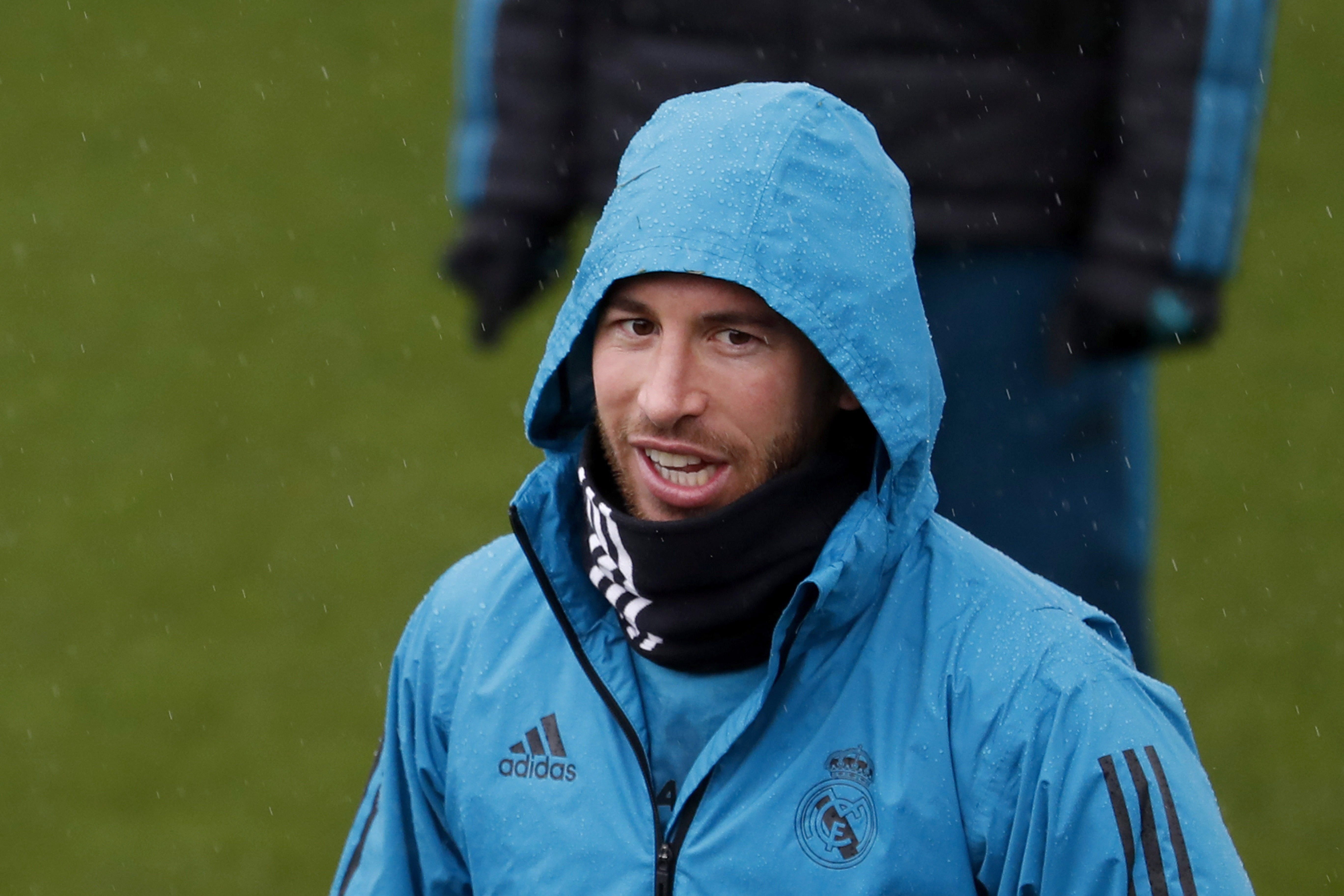 Sergio Ramos vuelve a sorprender con un estrafalario look a rayas