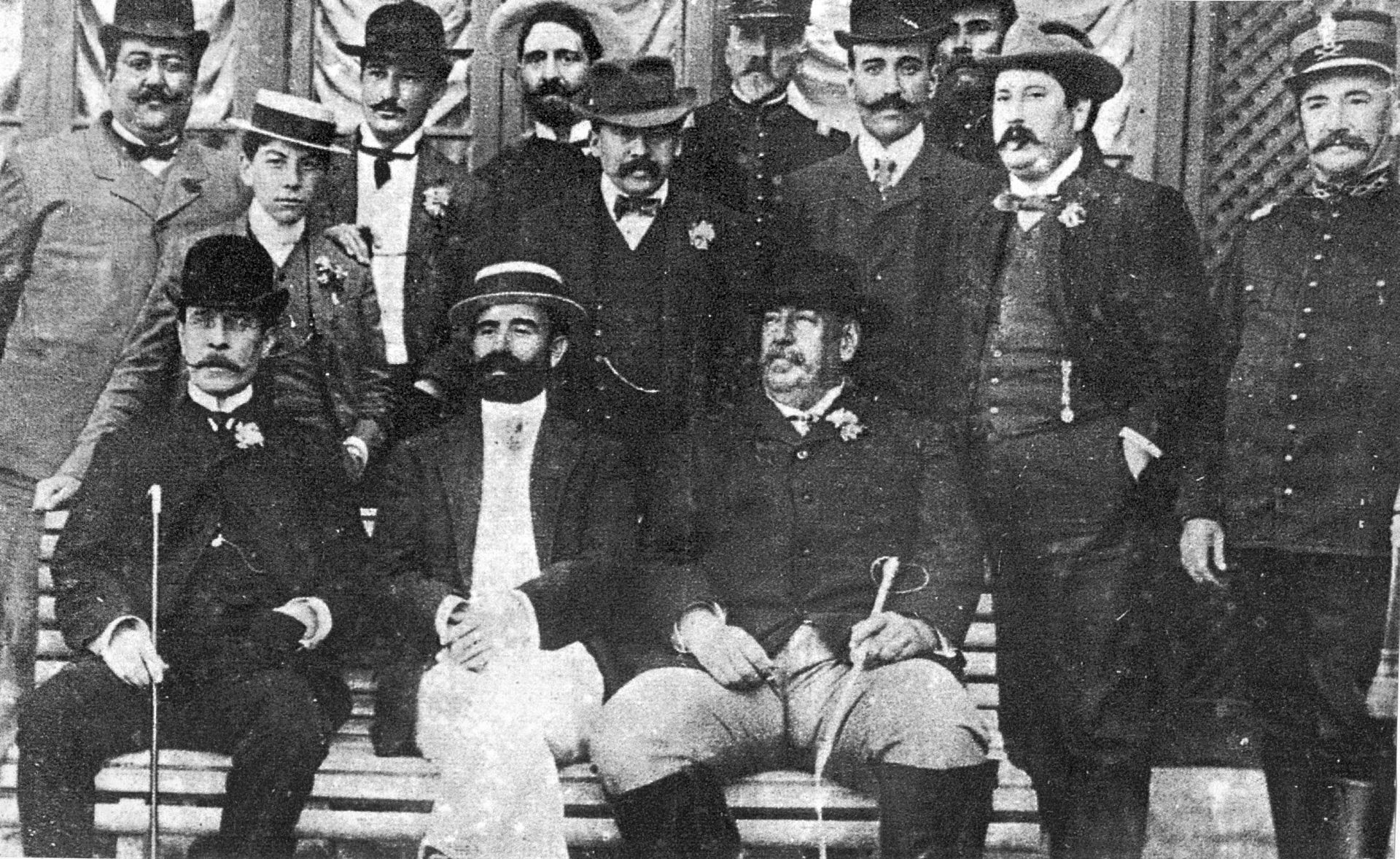 El presidente Batlle, sentado en el extremo derecho. A su lado, con sombrero, el ministro Diego Pons, hijo de mallorquines. Fuente Wikimedia Commons