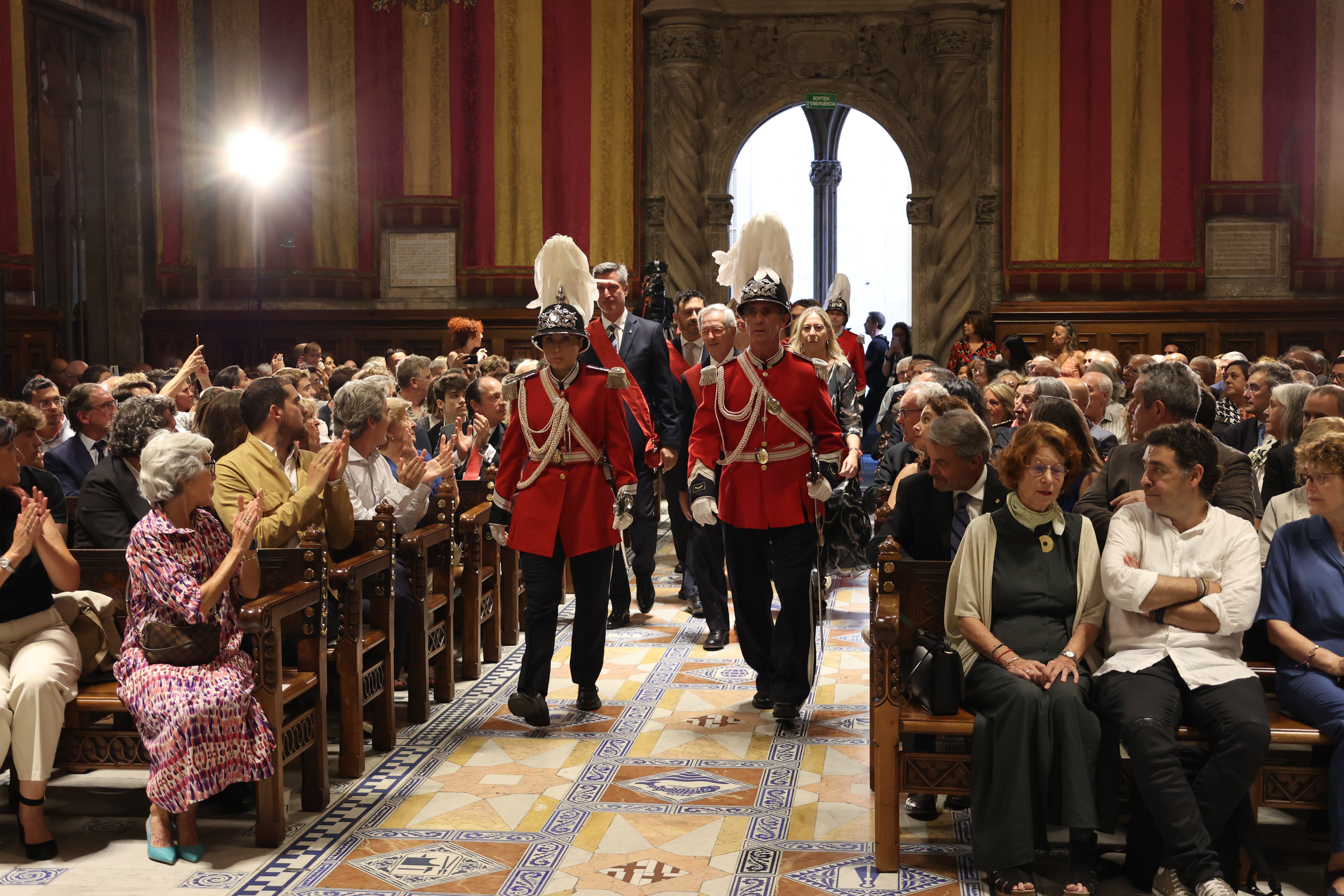 Retrato robot del concejal de Barcelona: cincuenta años, jurista, con coche y del Eixample