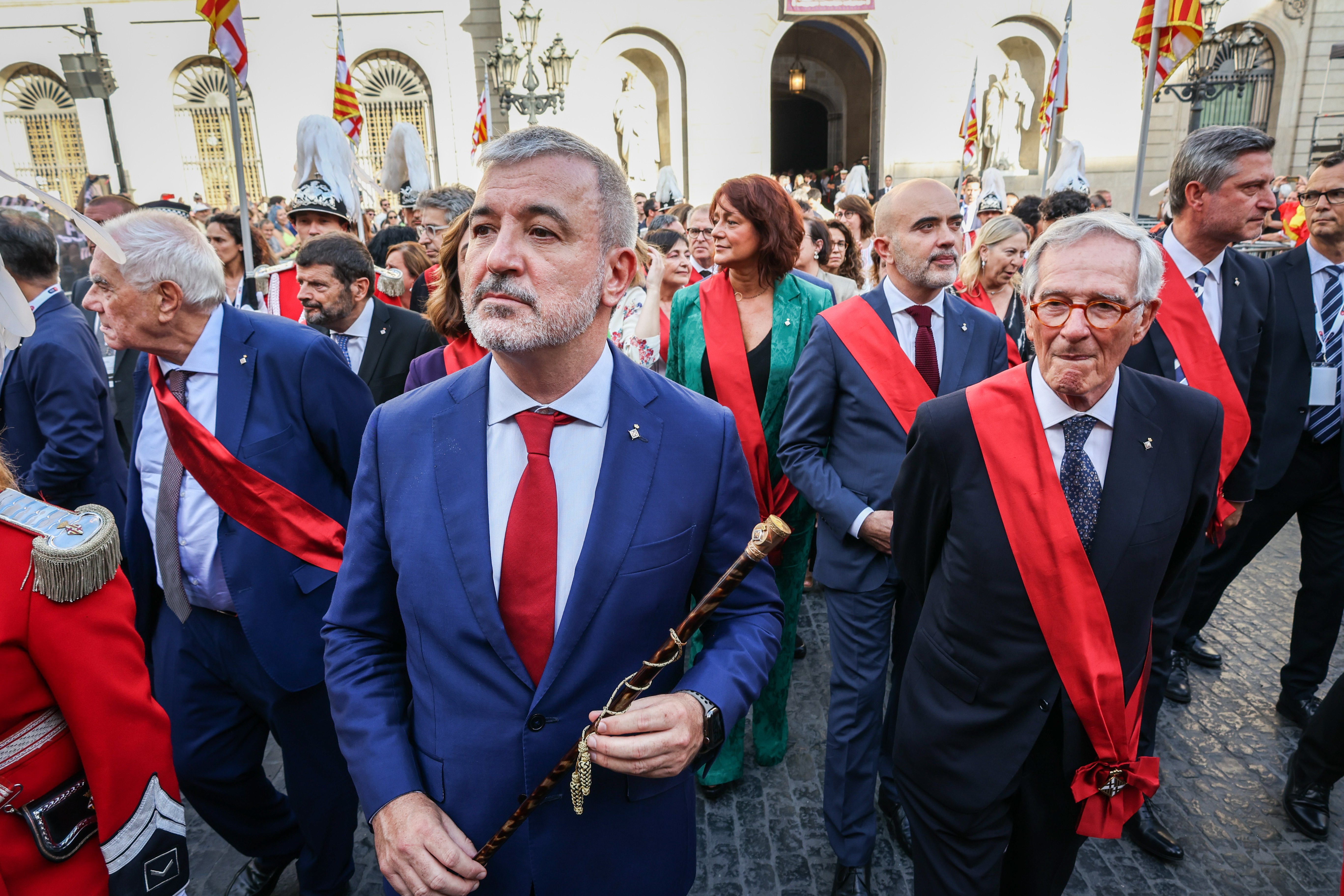 Escridassada a Jaume Collboni en la seva estrena a la plaça Sant Jaume | VÍDEO