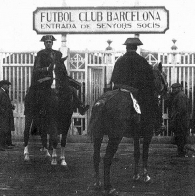 La Guardia Civil, la polícia del regimos dictatorial, impidiendo la entrada en el estadio de las Corts (1925). Fuente Wikimedia Commons La Guardia Civil, la polícia del regimos dictatorial, impidiendo la entrada en el estadio de las Corts (1925). Fuente Wikimedia Commons