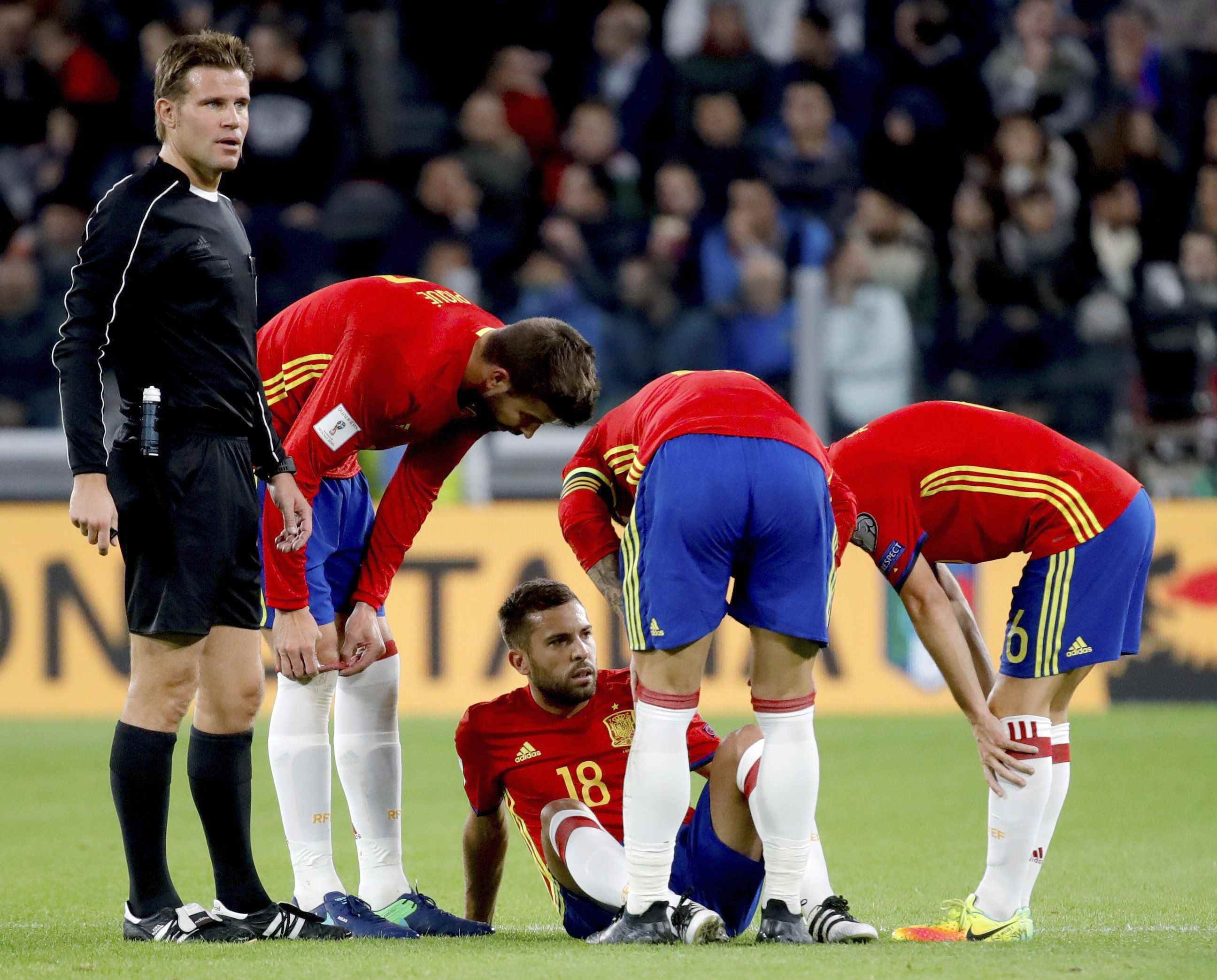 Jordi Alba vuelve lesionado a Barcelona