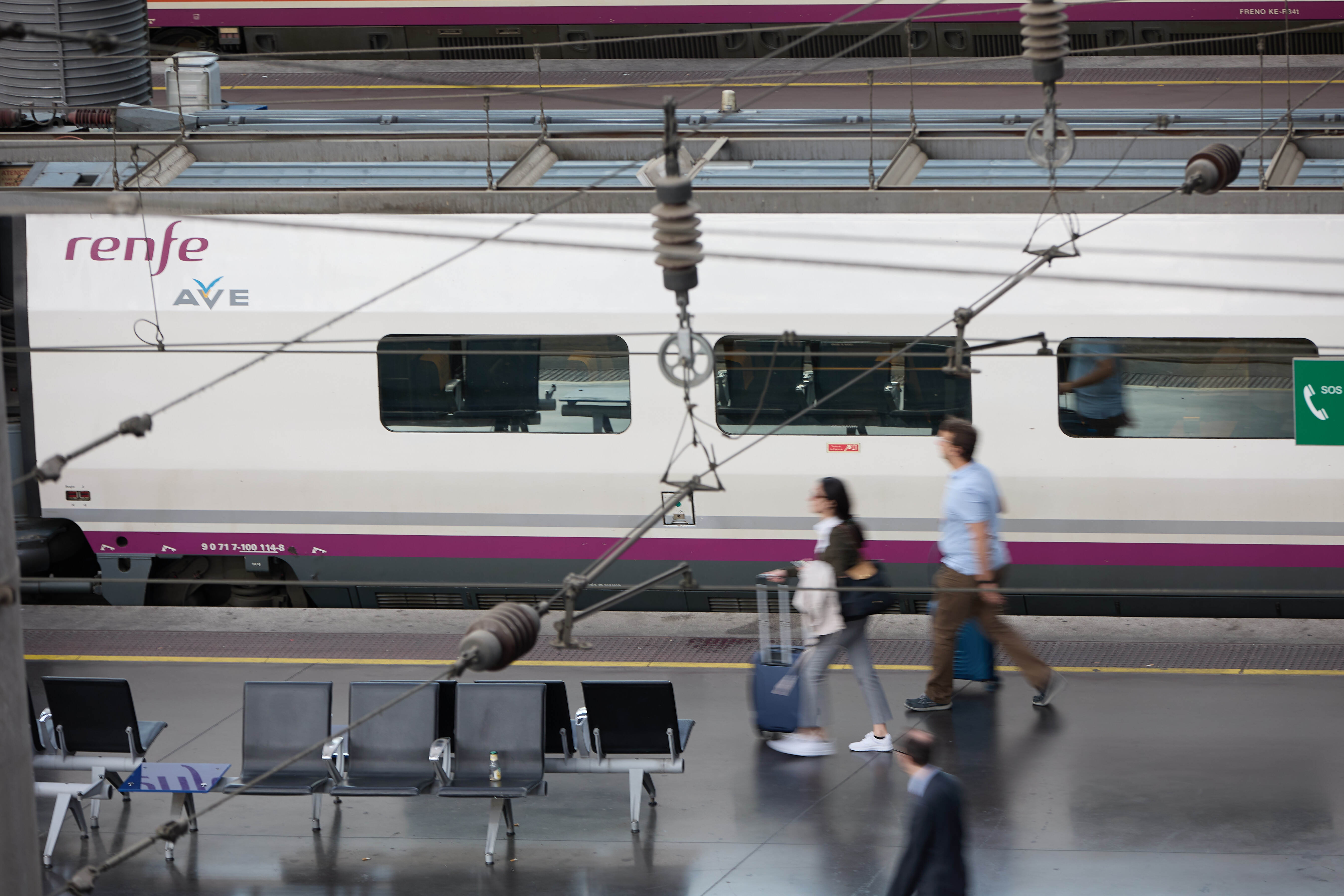 La línea de alta velocidad Barcelona-Madrid recupera la circulación por una vía