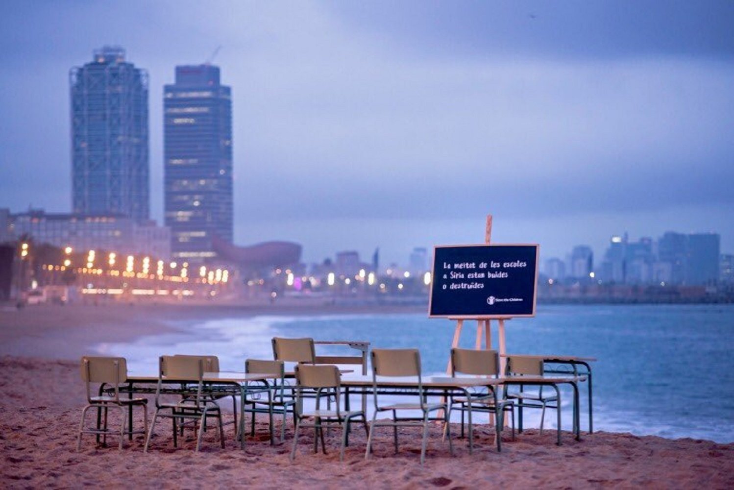 Pupitres vacíos por los niños de Siria