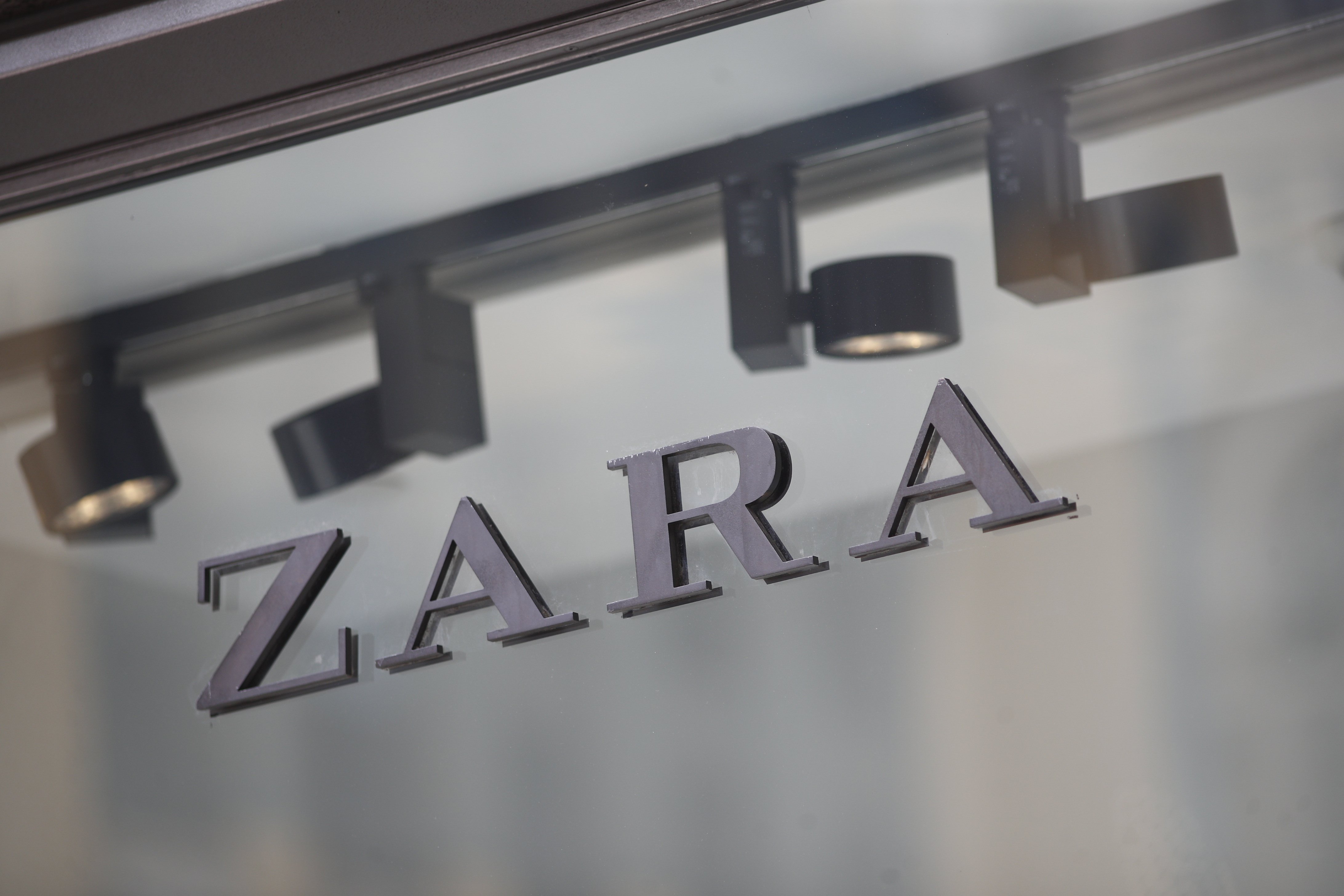 El luxe per a totes les butxaques arriba a Zara amb el vestit de 17,95 euros que sembla de passarel·la