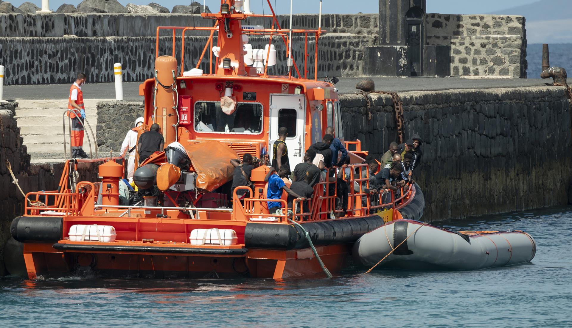 Un menor muerto y 30 desaparecidos en un naufragio en Canarias tras haber pedido ayuda a España