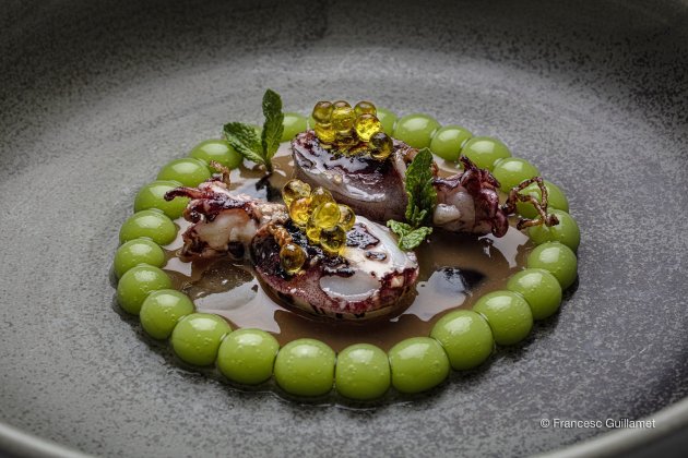 Sepietas con multiesférico de guisantes a la catalana Foto Francesc Guillamet