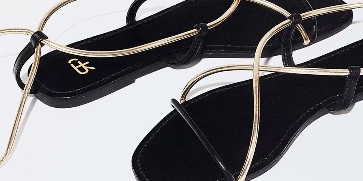 Matrícula d'honor per a la sandàlia plana lligada amb tires de color or de Parfois