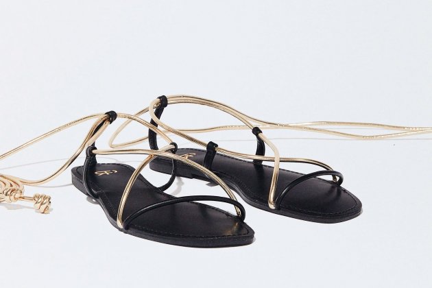 Sandàlia plana amb tires de Parfois