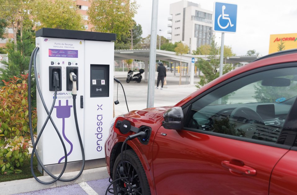 EuropaPress 5226778 vehiculo uber punt recàrrega electrica endesa 26 maig 2023 madrid espana