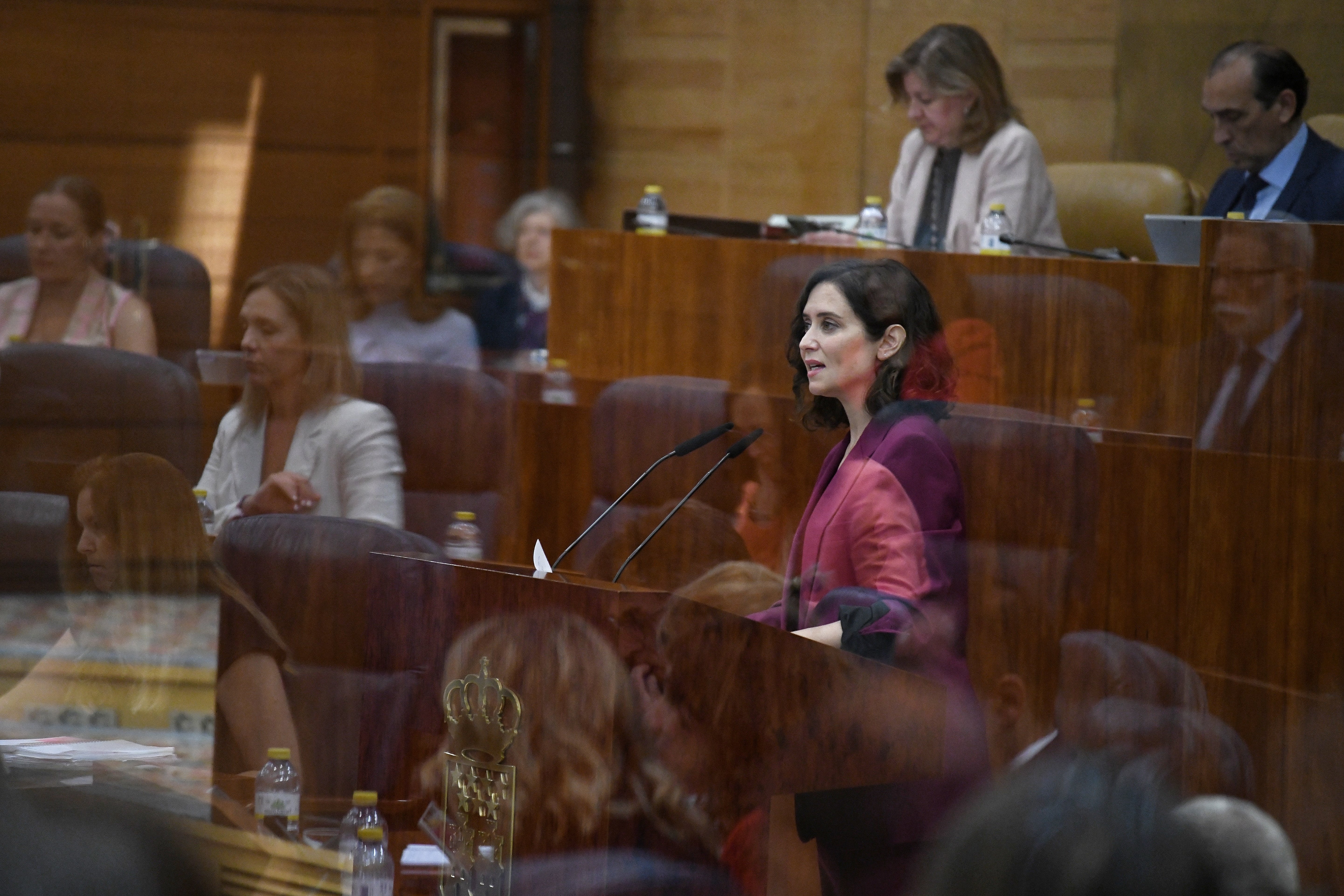 Ayuso, reinvestida presidenta de la Comunidad de Madrid con insultos y "mano tendida" a Vox