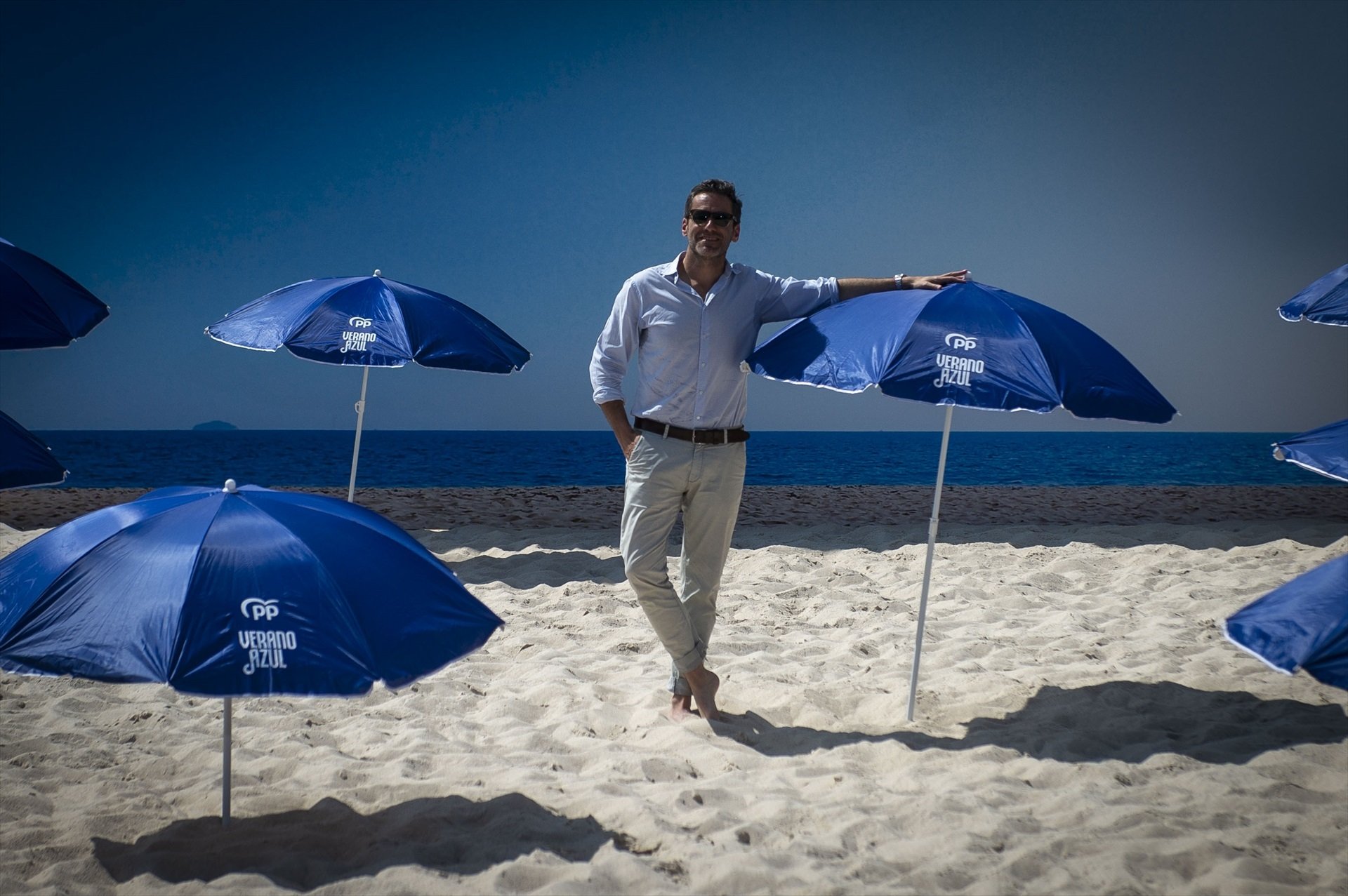 El PP presenta la campaña de las generales en una playa falsa y las redes echan humo
