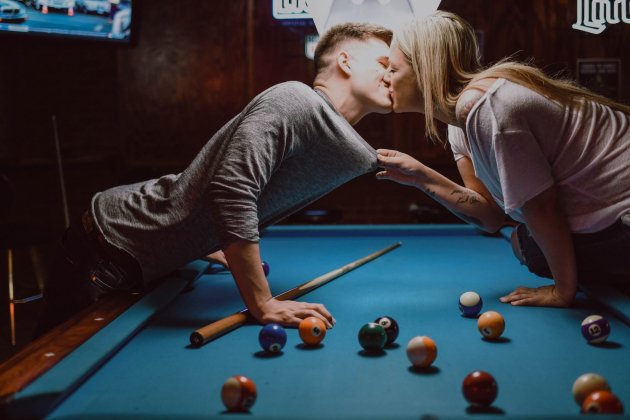 Pareja bar niki sanders tDms5laF5s0 unsplash