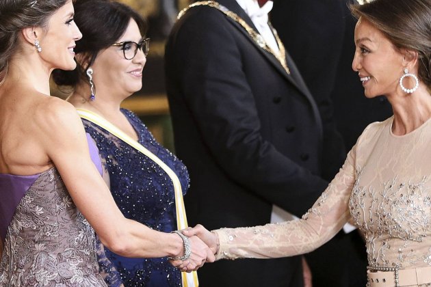 Isabel Preysler saluda Letizia Isabel Preysler saluda Letizia