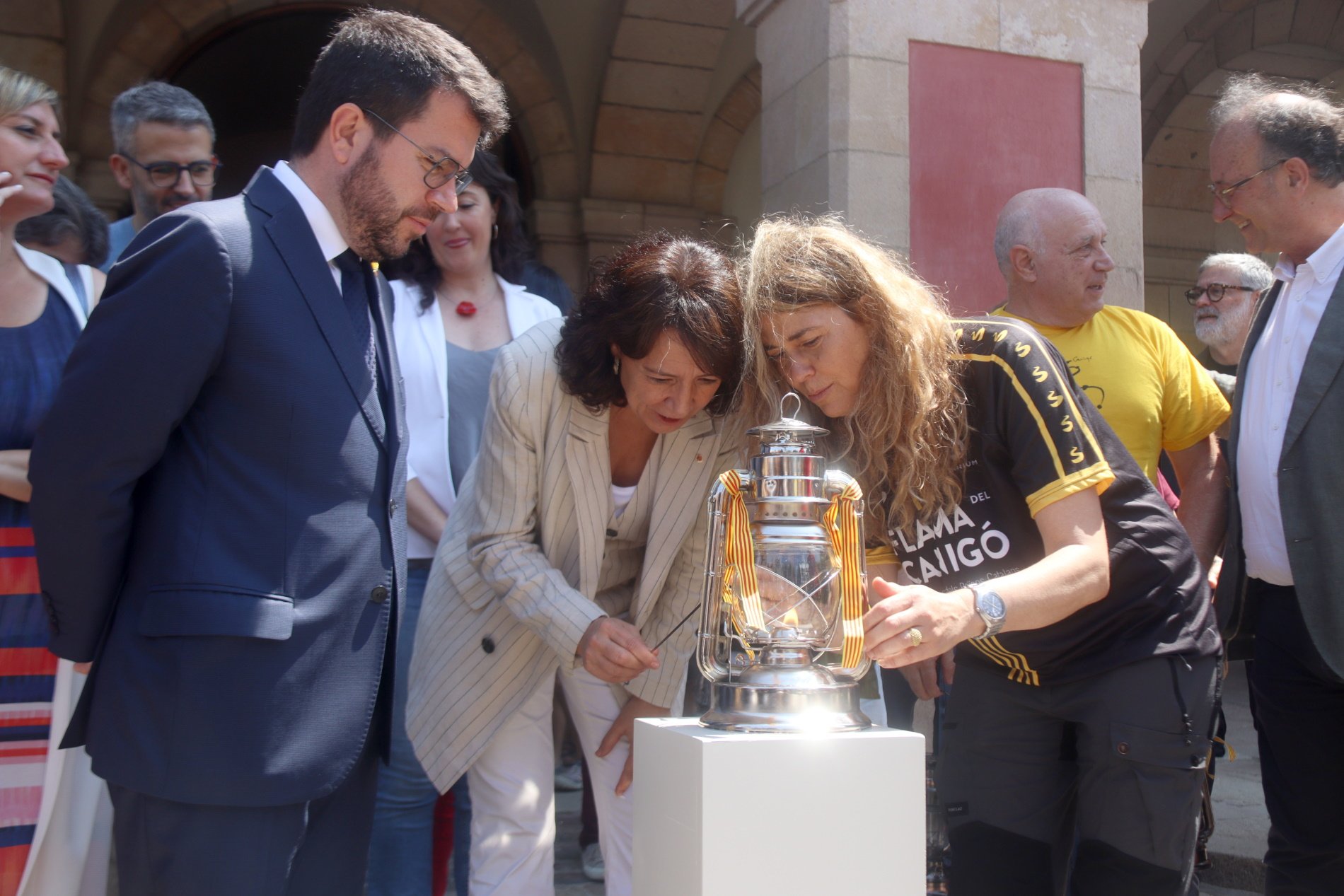 La flama del Canigó arriba al Palau enmig de crides a defensar la llengua davant la ultradreta espanyola