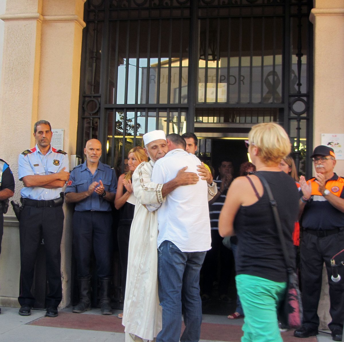 El padre del niño muerto el 17-A recoge firmas para investigar los atentados