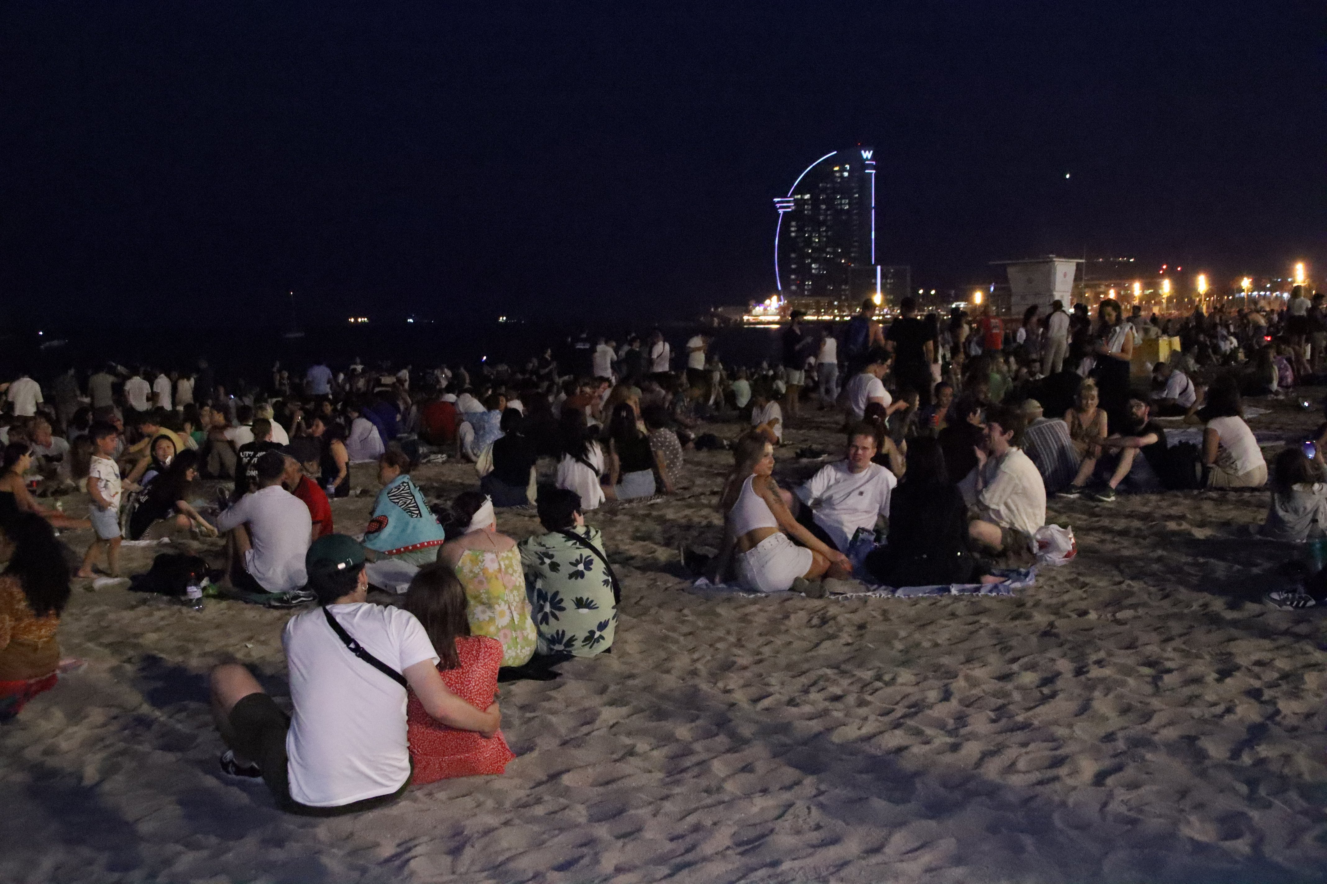 Las playas de Barcelona se llenan hasta los topes para celebrar la verbena de Sant Joan