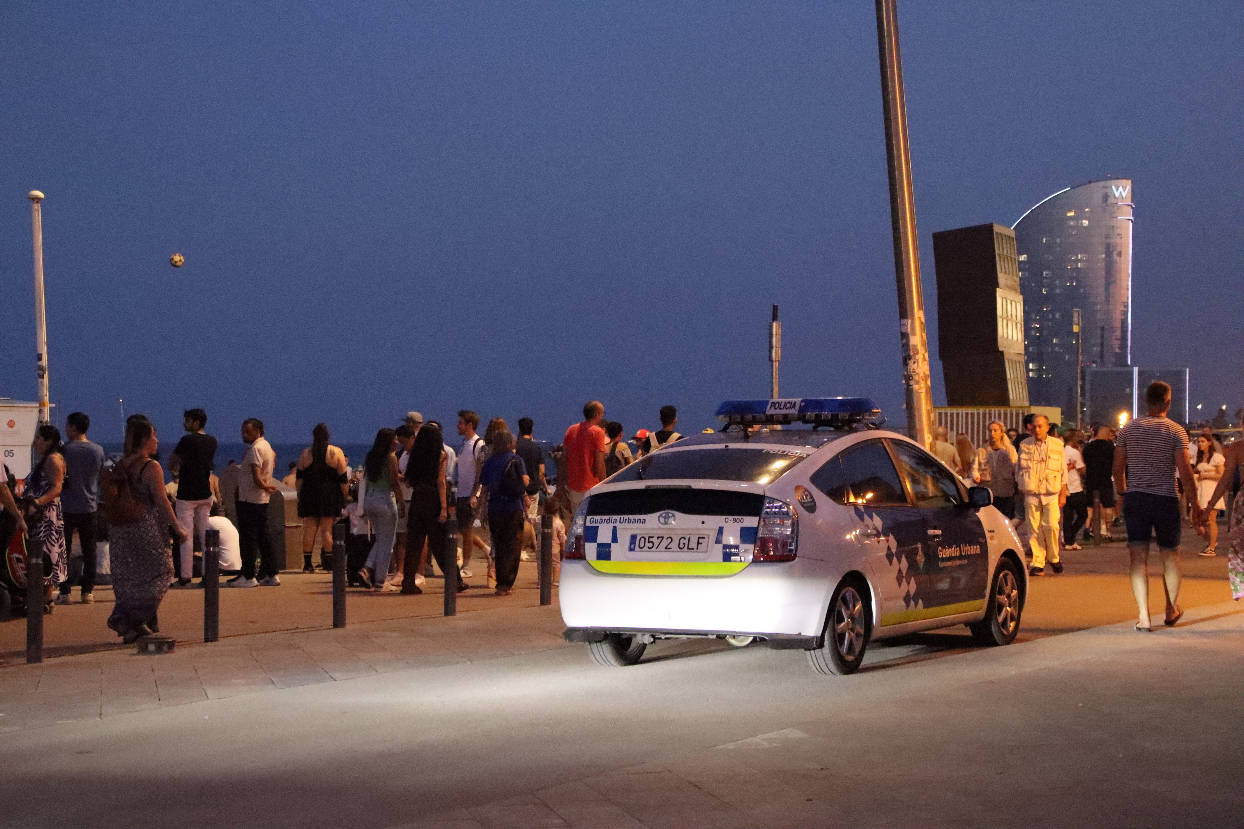 Hasta 80.000 personas celebran la verbena de Sant Joan en las playas de Barcelona