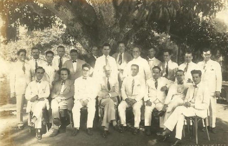 Junta del Casal Català de l'Havana (1928). El futur president Macià, assegut al centre. / Font: Pinterest