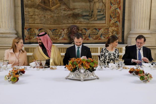 ZARZUELA ESTA PRESIONANDO A LA  PRENSA MADRILEÑA CON PORTADAS PRO LETIZIA  Rajoy-reis-saudi-efe_15_630x420