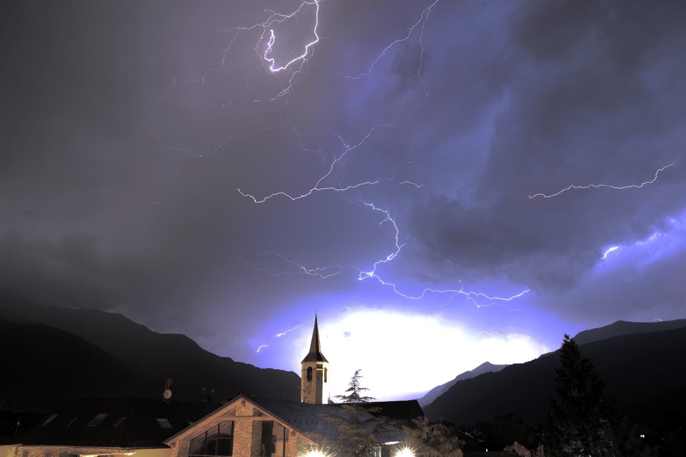 A partir de dilluns, cal tenir precaució amb les tempestes de tarda, tornaran a descarregar amb força / Esterri d'Àneu - Ramon Baylina 