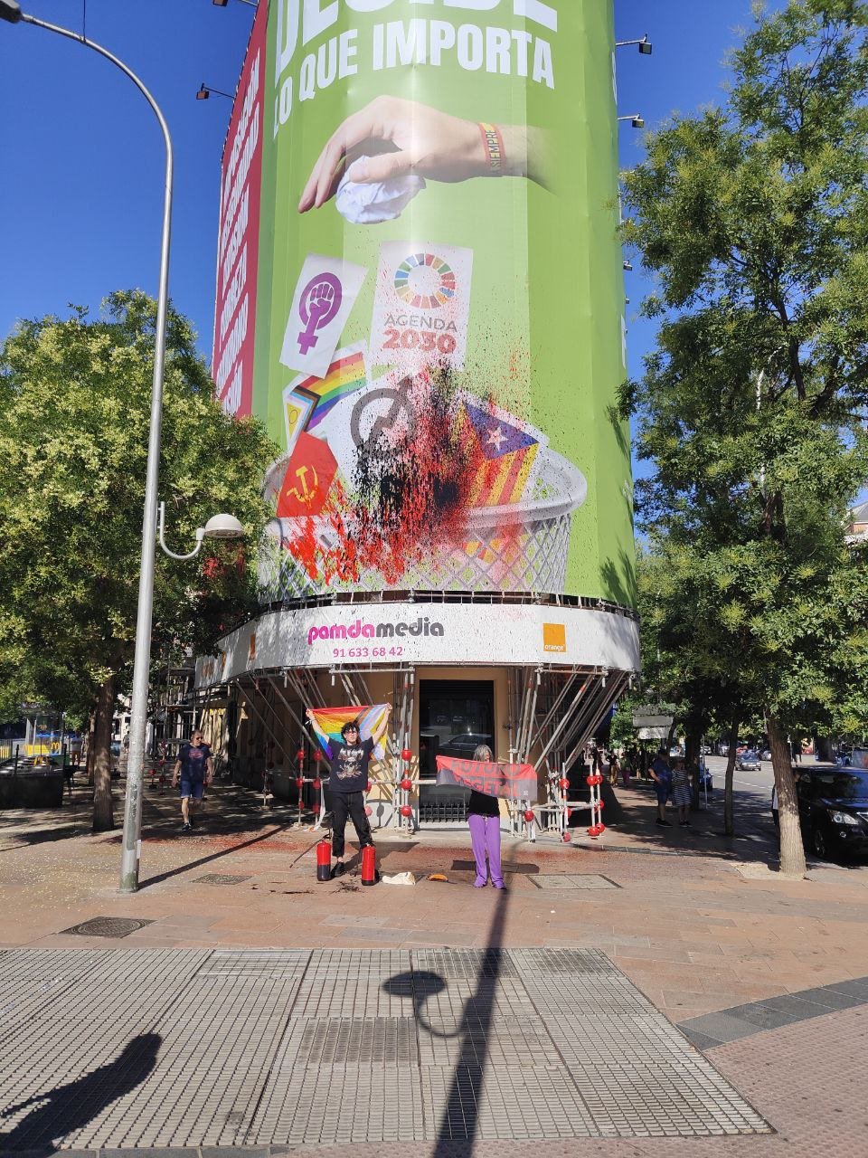 Activistas climáticos tiran pintura contra la "lona del odio" de Vox