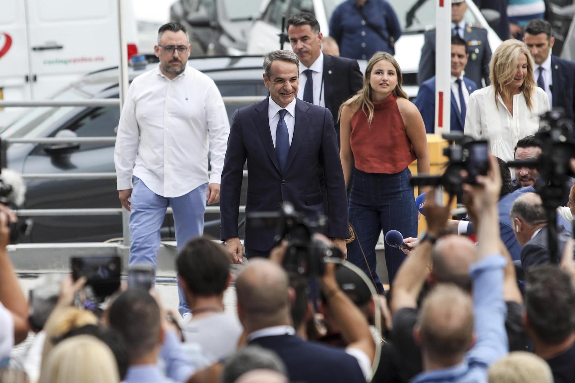 El conservador Mitsotakis arrasa en las elecciones griegas y llega a la mayoría absoluta