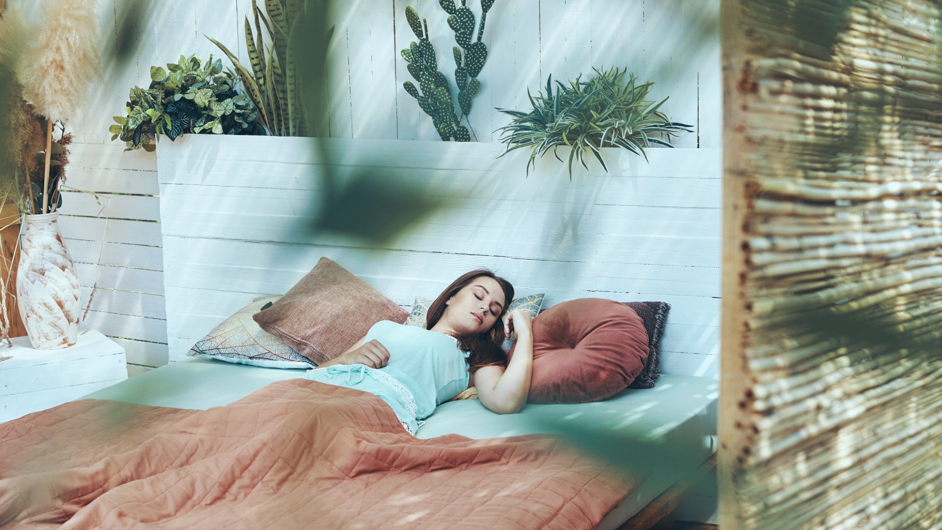 ¿Realmente es malo dormir con plantas en la habitación? Te lo explicamos