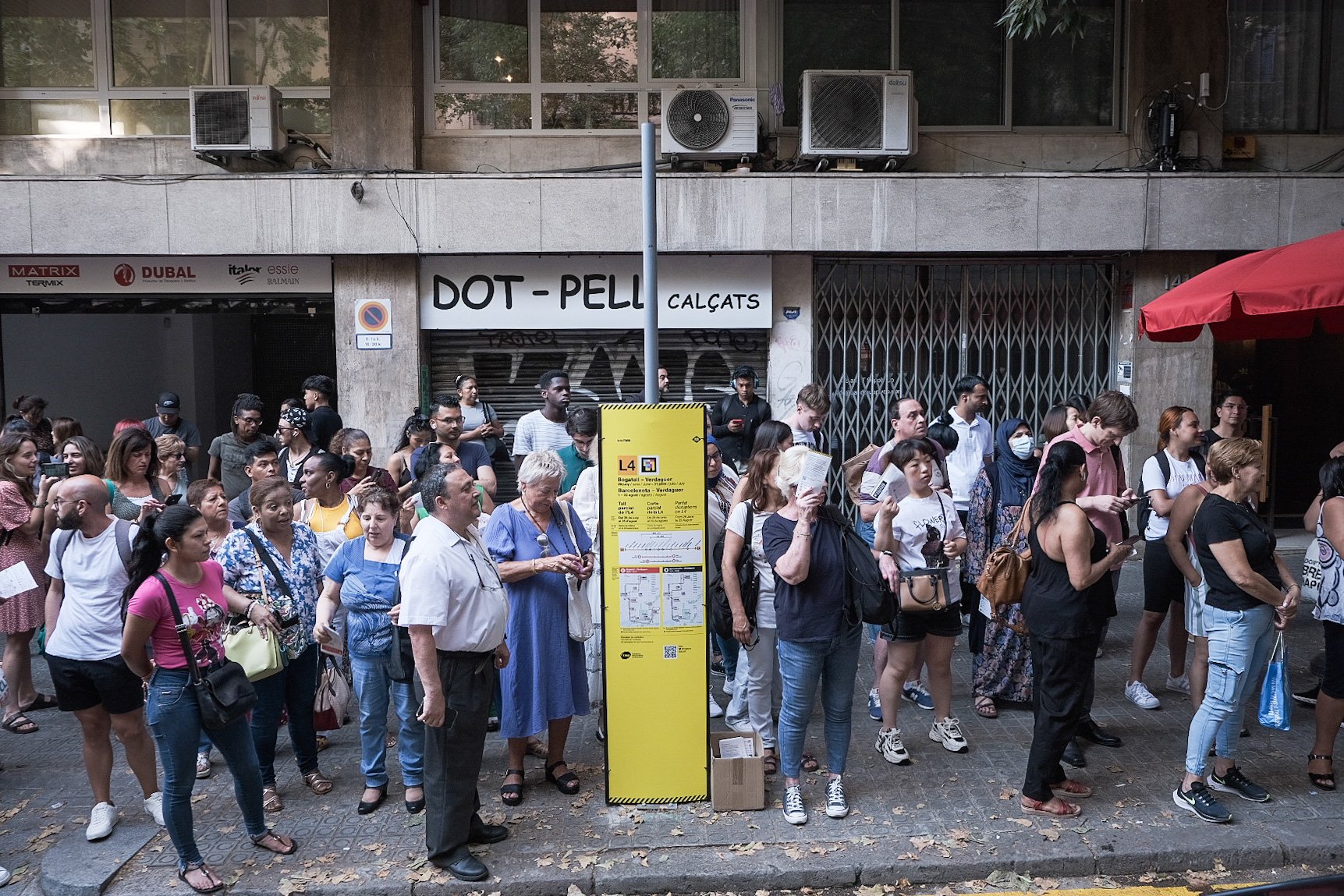 Última estació Verdaguer: cues i confusió en el primer matí de tall de l’L4 de Metro