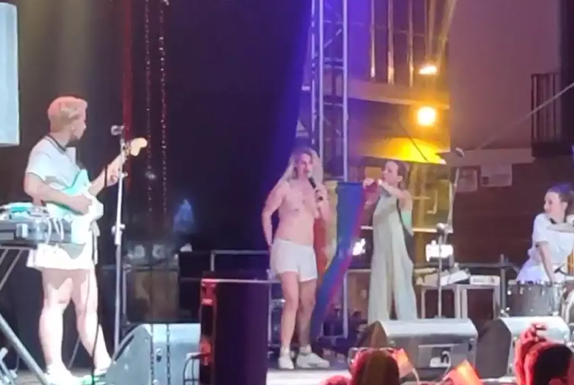 La policía interrumpe el concierto de Rocío Saiz en el Orgullo de Murcia por enseñar los pechos